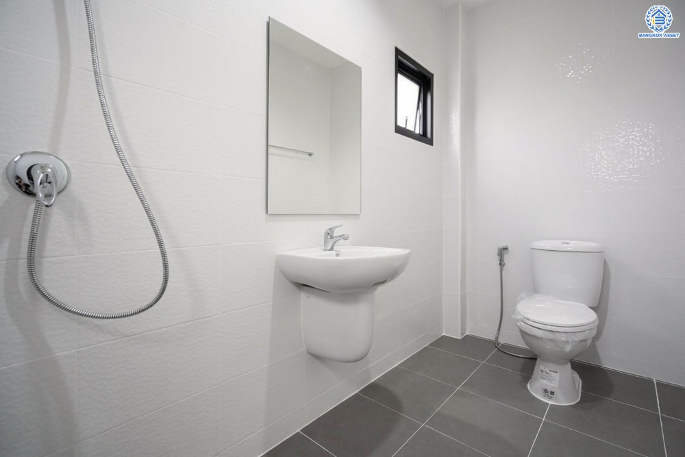 บ้านมือสองตกแต่งใหม่ โครงการ บุรีรมย์ วัดพระเงิน หน้าบ้านไม่ชนใคร เนื้อที่ 37.1 ตร.ว. ฟังก์ชัน 3 ห้องนอน 2 ห้องน้ำ 1 ที่จอดรถ พื้นที่ใช้สอยกว้างขวาง เดินทางสะดวกสบาย บนทำเลเชื่อมต่อถนนกาญจนาภิเษก ใกล้เซ็นทรัลเวสต์เกต โครงการรถไฟฟ้าสายสีม่วง "สถานีตลาดบางใหญ่" และทางด่วนศรีรัช...